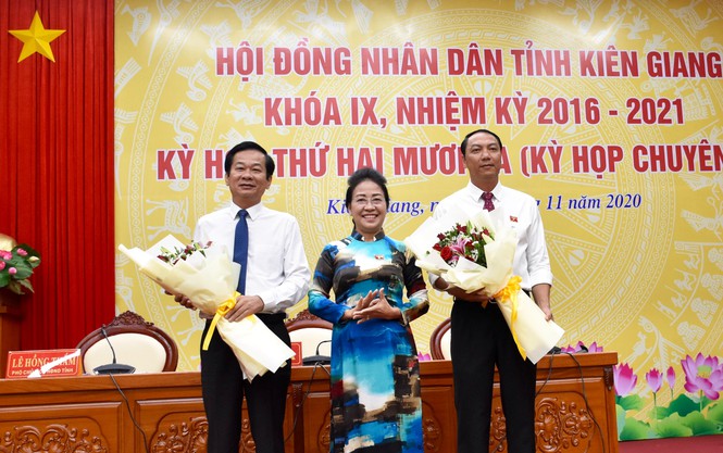 &nbsp;Ông Lâm Minh Thành (bên phải) được bầu giữ chức Chủ tịch UBND tỉnh Kiên Giang.