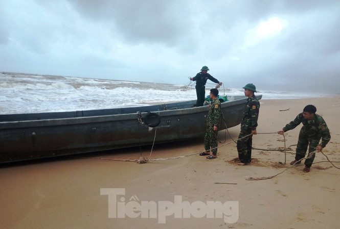 &nbsp;Tàu thuyền không có người lại dạt vào vùng bờ biển Lăng Cô, TT-Huế