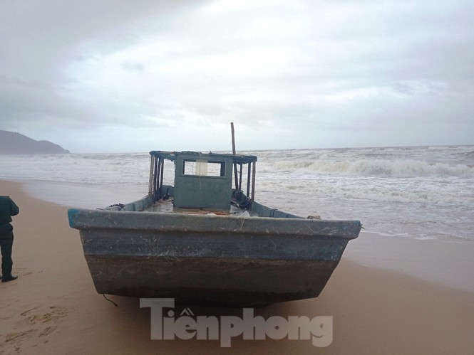 &nbsp;Trên thuyền có nhiều bao bì, chai lọ in chữ Trung Quốc