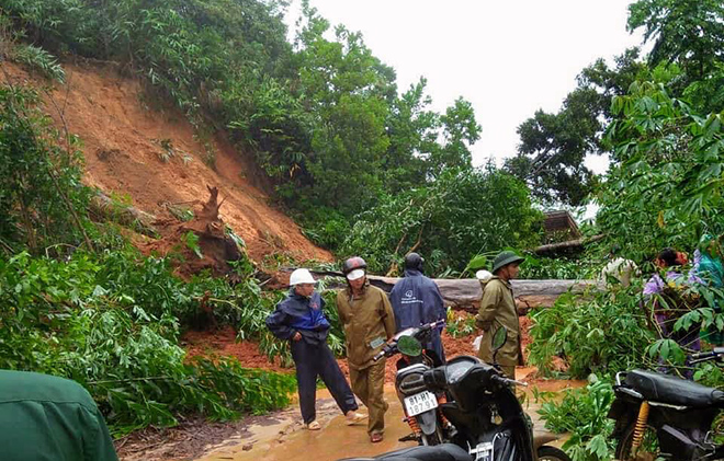 &nbsp;“Nhiều khu vực ở xã Vĩnh Kim và xã Vĩnh Sơn bị cô lập, chúng tôi đã di dời dân khẩn cấp vùng bị ngập lụt đến nơi an toàn. Hiện chúng tôi đang vào khu vực dân cư bị cô lập để có hỗ trợ kịp thời nhất cho bà con”, phó Chủ tịch UBND huyện Vĩnh Thạnh cho biết.