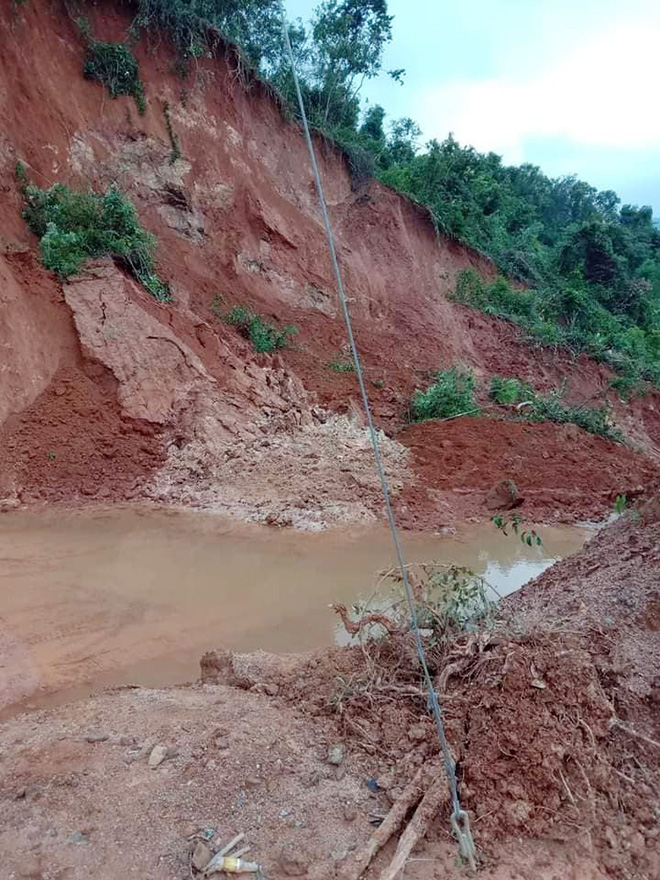 &nbsp;“Địa phương đang tập trung lực lượng tại các điểm sạt lở để khắc phục. Các đơn vị chức năng chốt trực tại các điểm sạt lở để hướng dẫn, giúp người dân lưu thông an toàn hơn. Một số khu vực trên địa bàn huyện cũng bị ngập lụt và hiện tại nước đang rút dần”, ông Nam cho biết.