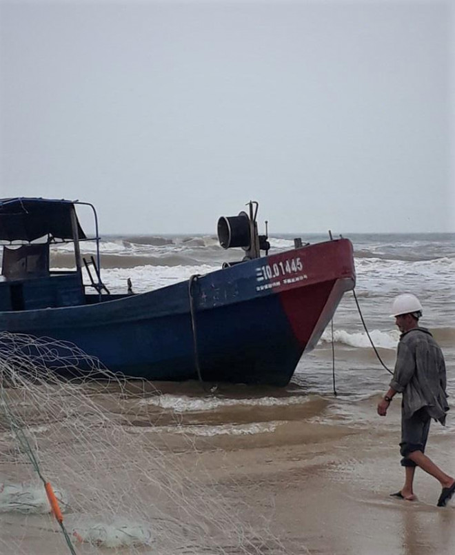 Chiếc tàu cá không người điều khiển dạt vào bờ biển Quảng Trị