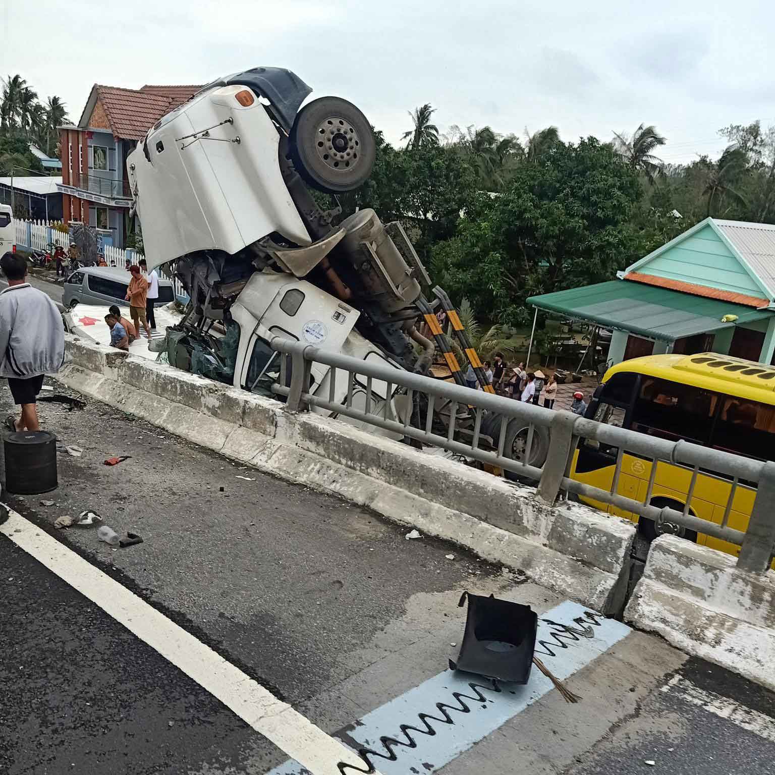 Một đoạn lan can cầu vượt bị húc đổ