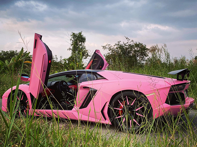 Lamborghini Aventador &#34;sang tay&#34; nữ doanh nhân Việt thay áo hồng nổi bật - 4