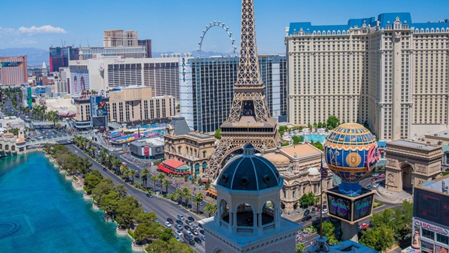 Las Vegas được xem là nơi ăn chơi nổi tiếng ở Mỹ. Thành phố này đón hơn 40 triệu lượt khách quốc tế mỗi năm và có hơn 250.000 lao động làm việc trong các khách sạn, nhà hàng, casino...
