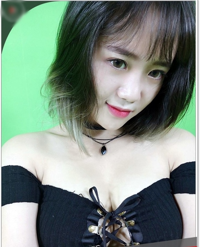 Mai Linh Zuto, tên thật là Hoàng Mai Linh, là một hot girl, người mẫu ảnh, streamer nổi tiếng của làng game Việt với thân hình nóng bỏng.
