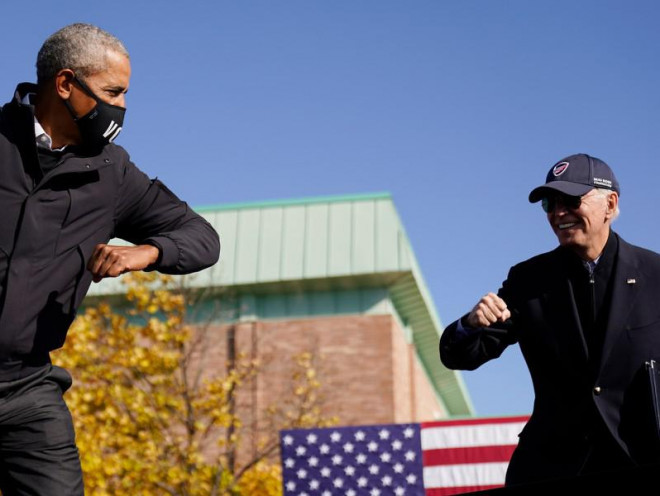Ông Obama (trái) cùng vận động với ông Biden (phải) trước bầu cử. Ảnh: AP