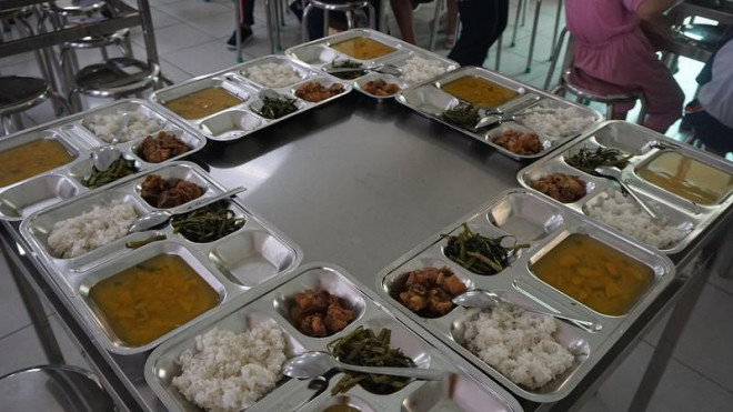 Bữa ăn bán trú của học sinh trường Tiểu học Trần Thị Bưởi, quận 9. Ảnh: NGUYỄN QUYÊN.