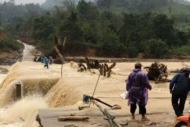 Cầu Nguồn Rào bị nước lũ gây hư hỏng, nước chảy xiết nguy hiểm.