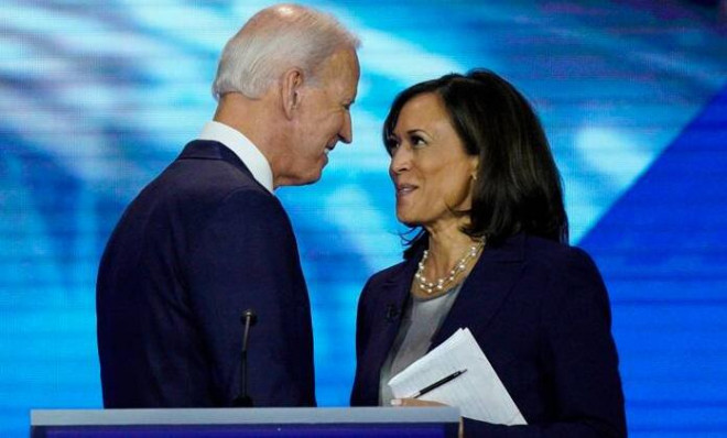 Ông Biden trao đổi với bà Harris.&nbsp;Ảnh: AP