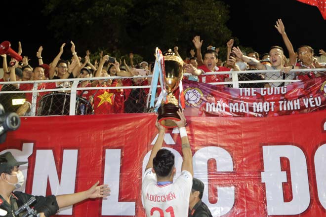 Cầu thủ Đức Chiến mang&nbsp;cúp vô địch V-League ra khu vực khán đài tri ân người hâm mộ của CLB Viettel