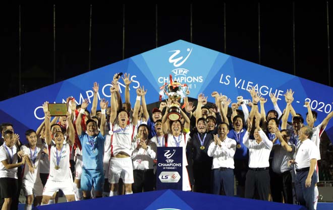 Giây phút thủ quân Bùi Tiến Dũng nâng cao cúp vô địch V-League 2020