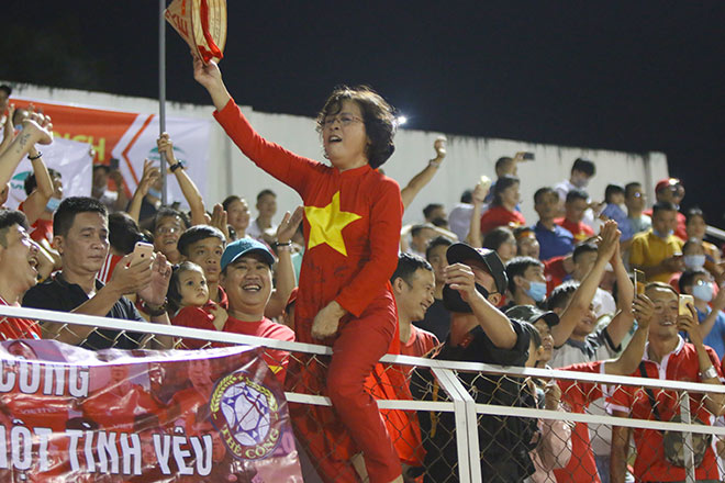 Fan nữ Viettel leo hàng rào, ăn mừng phấn khích chức vô địch V-League - 12