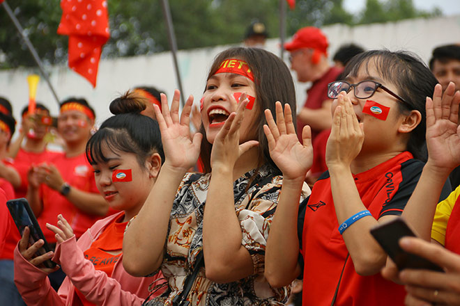 Những lời ca, tiếng hò hét lên tục vang lên