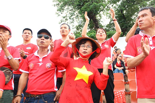 Fan nữ Viettel leo hàng rào, ăn mừng phấn khích chức vô địch V-League - 7