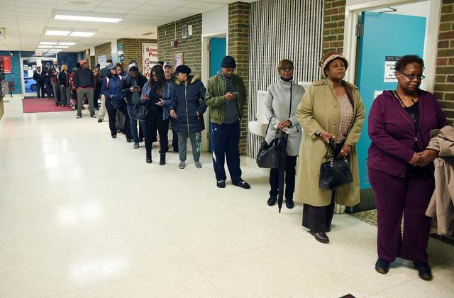 Những cử tri đi bỏ phiếu tại TP Southfield, bang Michigan ngày 6-11. Ảnh: AP