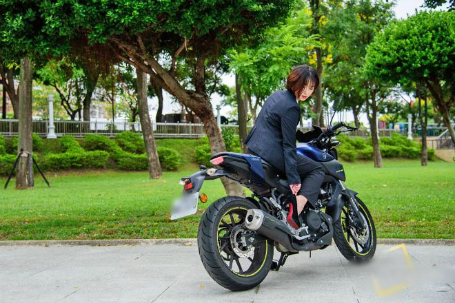 Nữ văn phòng cầm cương Yamaha MT-15 vẫn đẹp tuyệt - 10