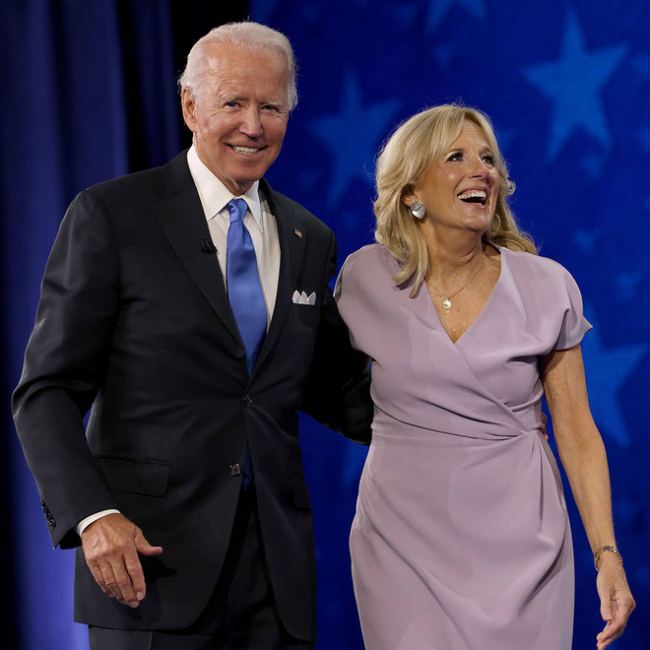 Bà Jill Biden năm nay đã gần 70 tuổi, độ tuổi mà khó ai có thể giữ được vóc dáng gọn gàng và nhan sắc trẻ trung tươi mới; thế nhưng nhìn phu nhân của ứng cử viên Đảng Dân chủ lúc nào cũng tươi tắn, tràn đầy sức sống trong mọi sự kiện.