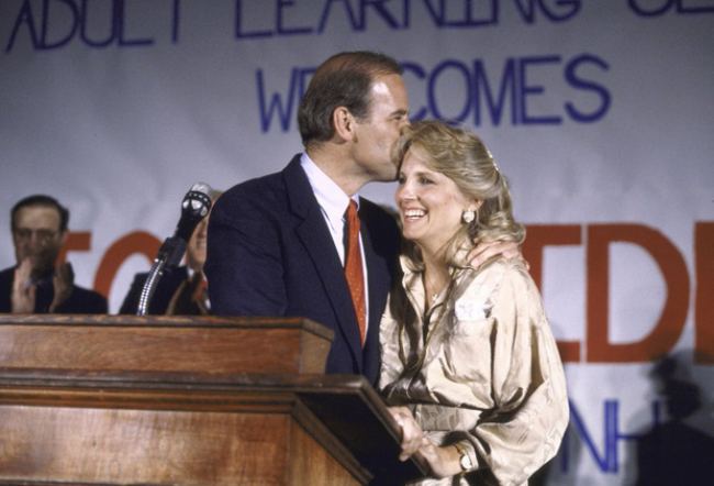 "Bóng hồng" bên cạnh ông Joe Biden cũng nhận được sự quan tâm lớn của rất nhiều người. Bà là&nbsp;Jill Biden, người sở hữu vẻ đẹp rạng rỡ.