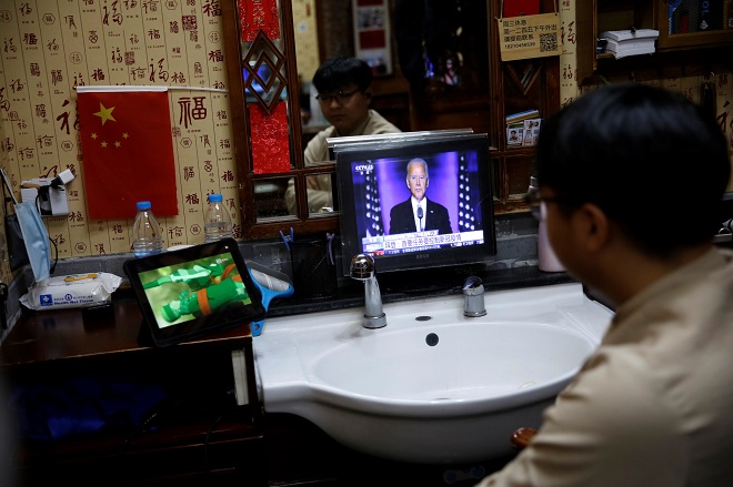 Người Trung Quốc ở Bắc Kinh theo dõi ông Biden phát biểu tuyên bố chiến thắng.&nbsp;