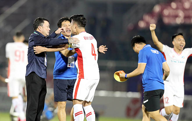 Niềm vui vỡ oà của đội trưởng Bùi Tiến Dũng và HLV Trương Việt Hoàng sau khi CLB Viettel đánh bại Sài Gòn với tỉ số chung cuộc 1-0 ngay trên sân Thống Nhất, để chính thức trở thành nhà vô địch V-League 2020.