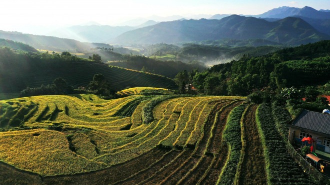 Chiều dần buông xuống cũng là khoảnh khắc đẹp nhất của Bình Liêu. Màu vàng của lúa, màu khói lam chiều quyện cùng màu nắng nhạt dần phơi dài trên sườn núi bao bọc lấy những bản làng bình dị. Ảnh Đỗ Phương