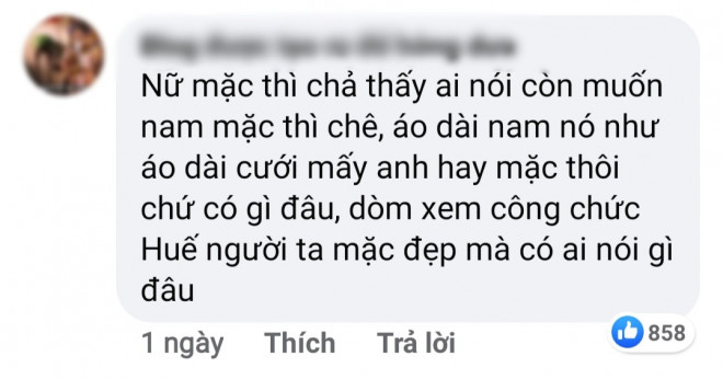 Đa số các ý kiến xoáy vào "tiêu chuẩn kép" giữa nam và nữ trong việc mặc áo dài