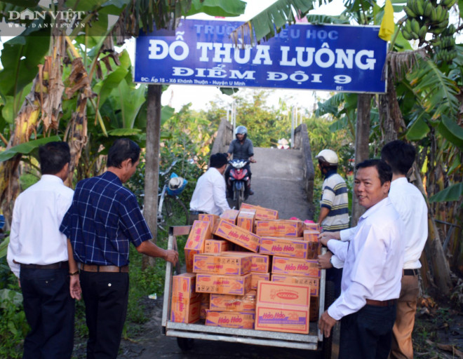 Ông Đoàn Ngọc Hải về U Minh tặng quà, mời học sinh ăn phở - 1