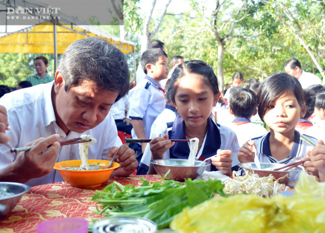 Ông Đoàn Ngọc Hải cùng các học sinh cùng ăn phở. Ảnh: CL.