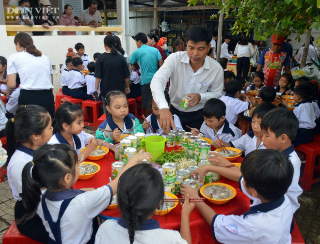 Ông Đoàn Ngọc Hải về U Minh tặng quà, mời học sinh ăn phở - 6