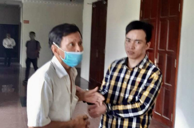 Bị cáo Linh (phải) gặp người thân trước khi rời tòa về trại giam. Ảnh: H.Y