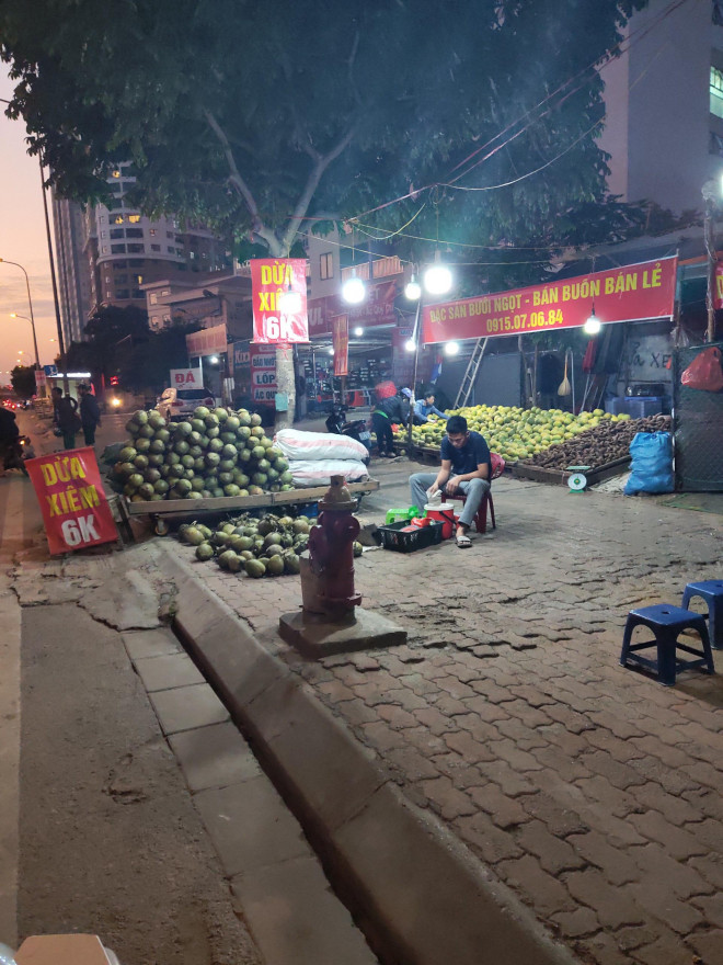 Tại điểm bán dọc đường Khuất Duy Tiến, giá bưởi Diễn chỉ rơi vào khoảng chưa đến 10.000 đồng/ quả.