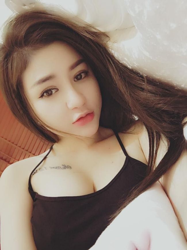 Ngoài đời thường, Mai Thỏ cũng thích diện đồ sexy khoe vòng 1 đầy táo bạo.
