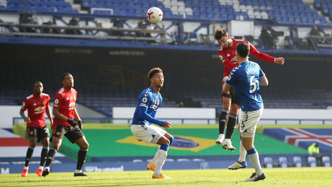 Bruno Fernandes gây ngỡ ngàng cho tất cả với pha băng vào đánh đầu hoàn hảo