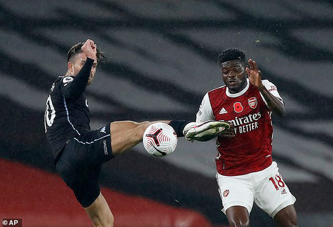 "Bom tấn" Thomas Partey (phải) dính chấn thương đùi khiến Arsenal lo sốt vó