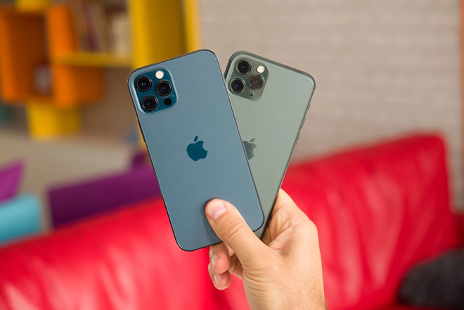 iPhone 12 Pro (trái) và iPhone 11 Pro (phải).