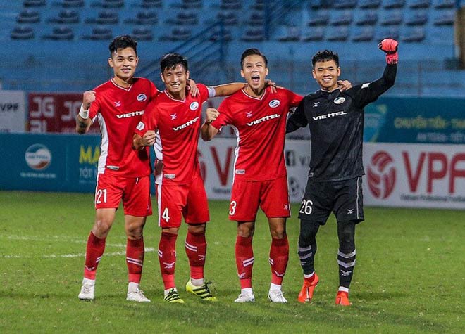 Nguyên Mạnh (áo đen) góp công đưa Viettel lên ngôi vô địch V-League 2020