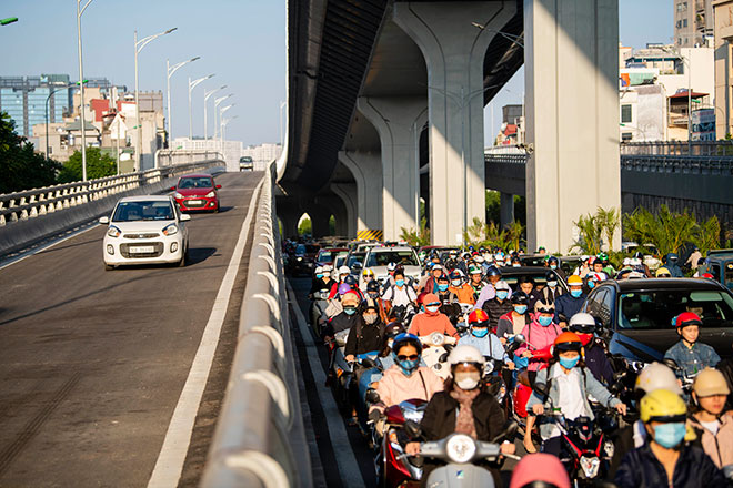 Dòng phương tiện &#34;bất lực&#34; trong ngày đầu thông xe đường vành đai 2 trên cao - 12