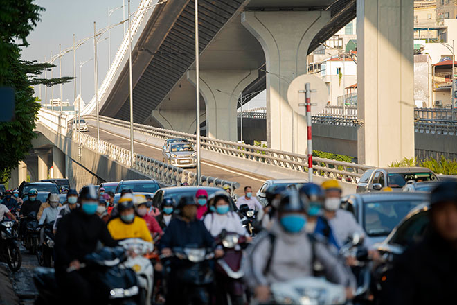 Mọi lối ra trên con đường này đều trong tình trạng quá tải về mật độ phương tiện giao thông.