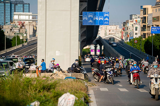 Dòng phương tiện &#34;bất lực&#34; trong ngày đầu thông xe đường vành đai 2 trên cao - 15