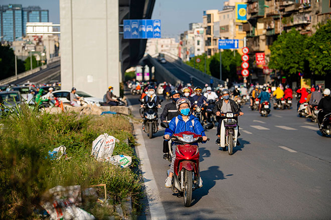 Nhiều người bất chấp nguy hiểm luồn lách, đi vào đường ngược chiều để thoát khỏi chỗ ùn tắc.