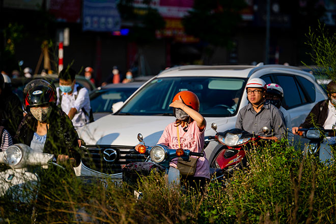 Dòng phương tiện &#34;bất lực&#34; trong ngày đầu thông xe đường vành đai 2 trên cao - 19