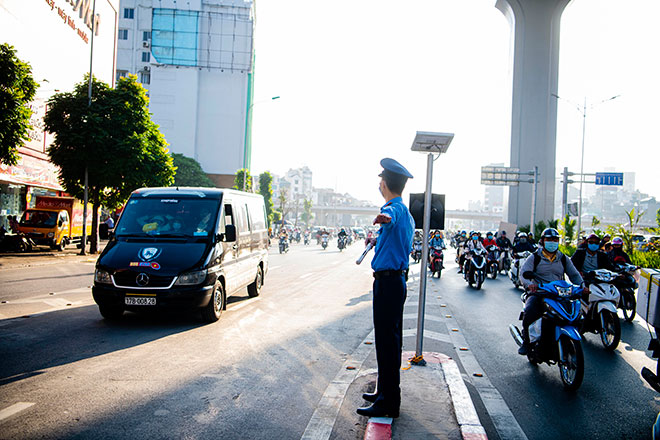 Dòng phương tiện &#34;bất lực&#34; trong ngày đầu thông xe đường vành đai 2 trên cao - 3