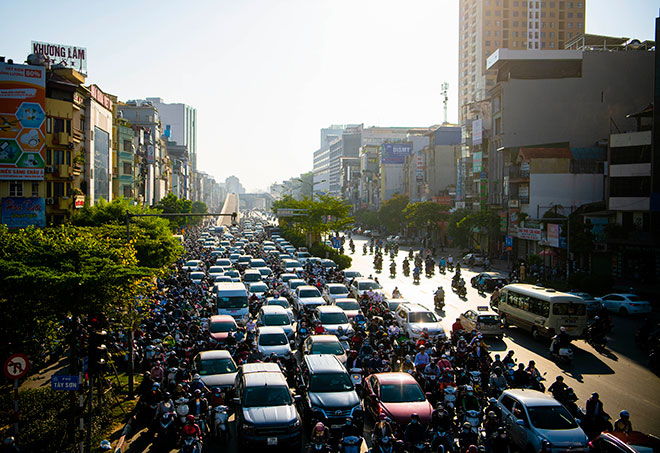 Cùng với đó, việc thí điểm điều chỉnh tổ chức giao thông tại nút Ngã Tư Sở được thực hiện như sau: Cấm các phương tiện trên đường Tây Sơn (dưới thấp) rẽ trái và đi thẳng qua nút giao Ngã Tư Sở, các phương tiện lưu thông theo hướng từ Tây Sơn rẽ phải liên tục ra đường Láng và quay đầu tại điểm mở dải phân cách trên đường Láng để đi thẳng ra Trường Chinh hoặc rẽ phải liên tục ra Nguyễn Trãi.