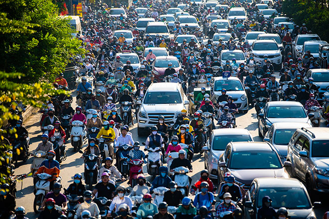 Ngay tại Ngã Tư Sở đoạn giao nhau giữa đường Láng và Nguyễn Trãi đã xảy ra tình trạng ùn tắc giao thông kéo dài.