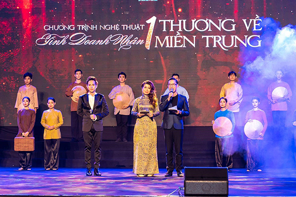 Đêm nhạc “Thương về miền trung” kêu gọi quyên góp cho các nạn nhân bị bão lũ.