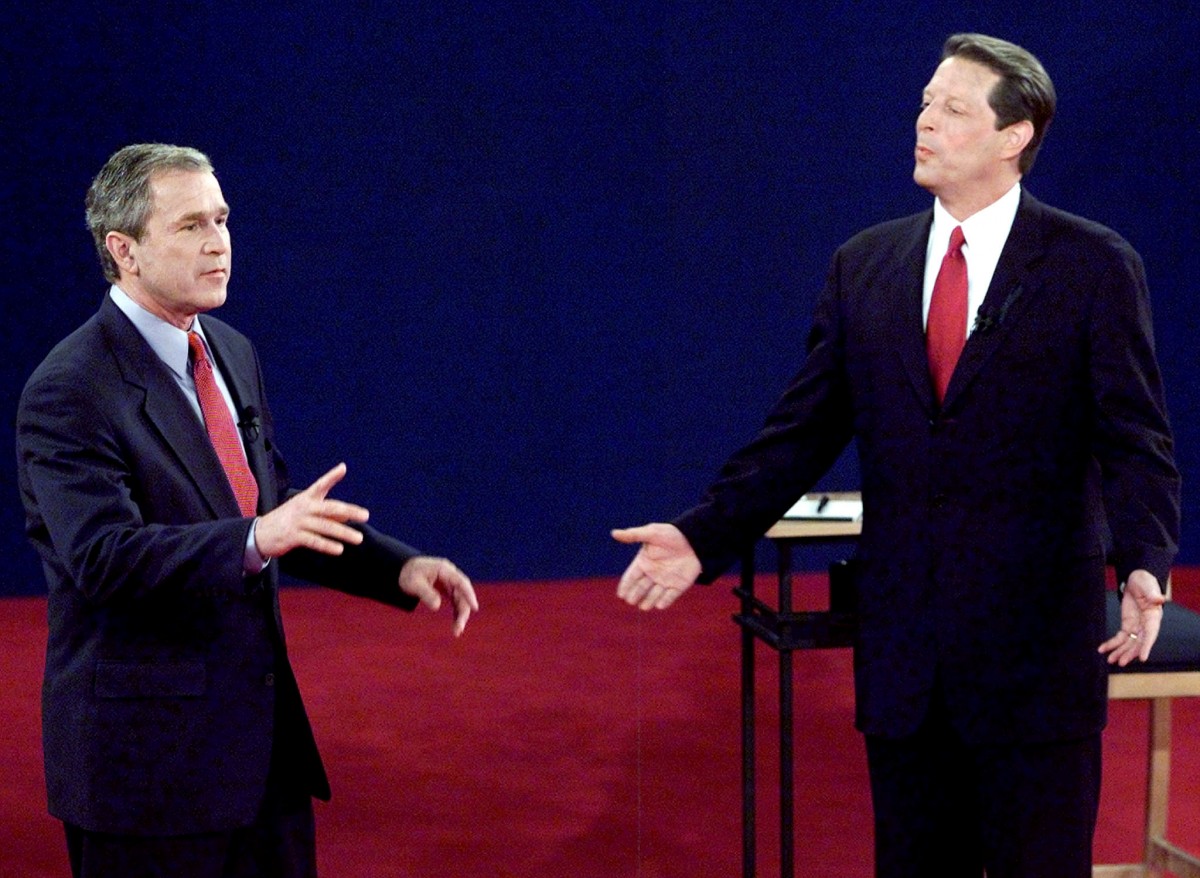 Cuộc cạnh tranh vào Nhà Trắng năm 2000 giữa ông Bush (trái) và ông Gore (phải) cực kỳ khốc liệt (ảnh: CNN)