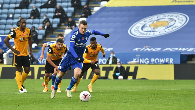 Vardy lập công giúp Leicester vươn lên dẫn đầu bảng