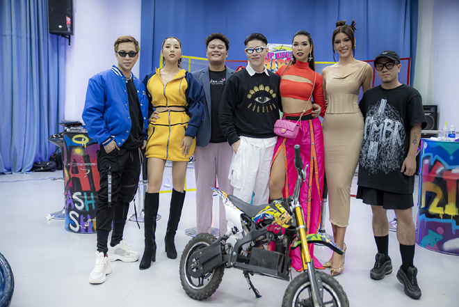 Từ trái sang: NTK Ivan Trần, Kim Cương, Yuno, đạo diễn Hưng Phúc, Hà Anh, Minh Tú, NTK Hà Nhật Tiến