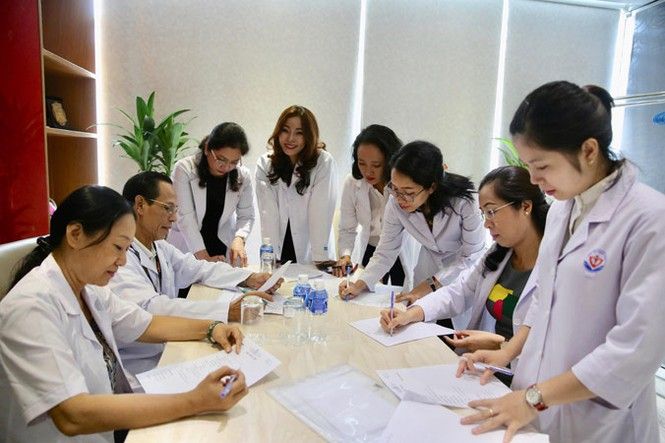 Đội ngũ bác sĩ đo nhân trắc học cho các thí sinh hoa hậu.